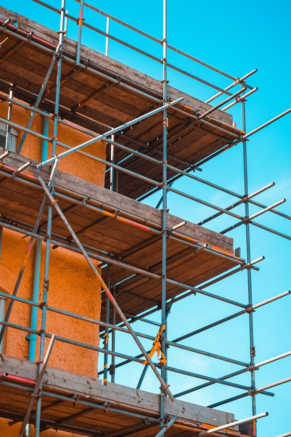 Fassaden- und Schutzgerüst an einem Wohnhaus