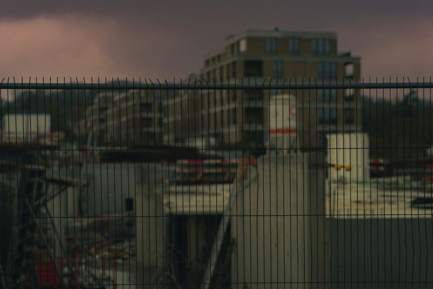 Kabelbrücke und Bauzaun auf einer Baustelle