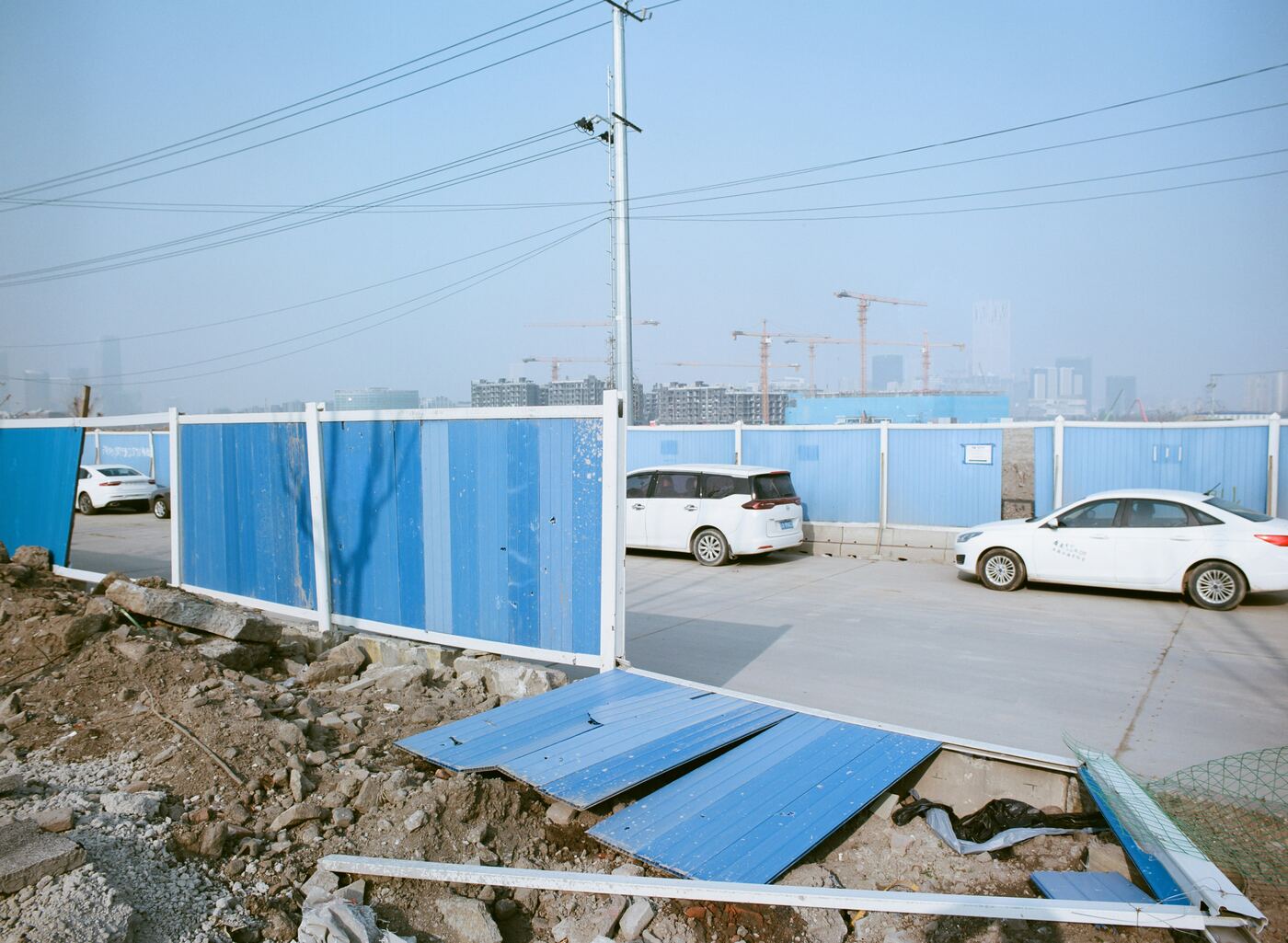 Schallschutzwand an einer Baustelle