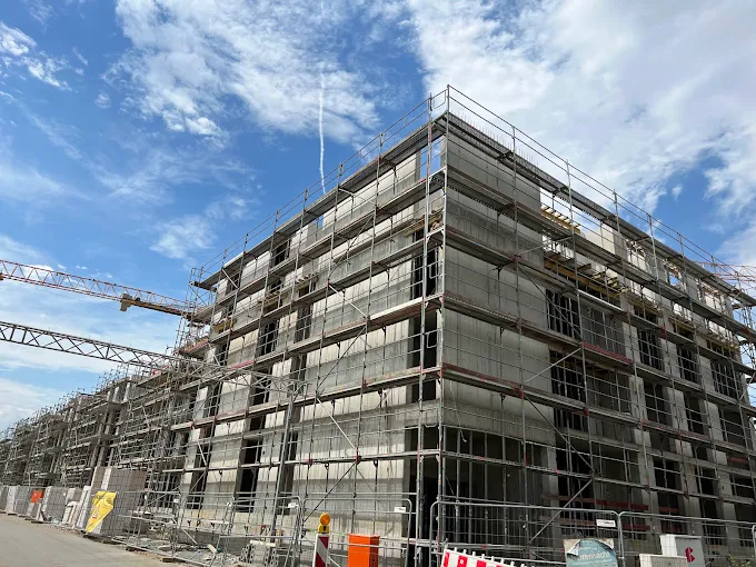 Fassadengerüst an einem Wohnhaus in Bingen