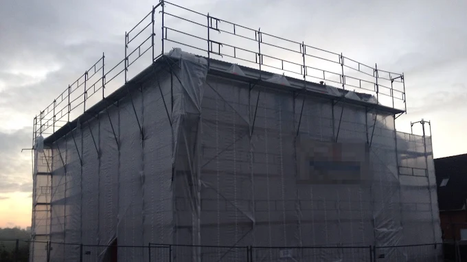 Gerüst an einem mehrstöckigen Gebäude