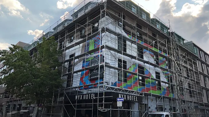 Gerüst an einem Wohnhaus, Detailansicht
